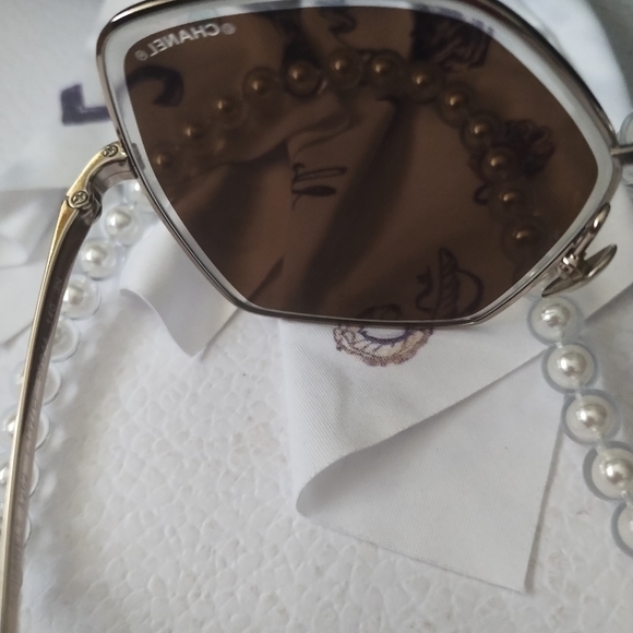 CHANEL SUNGLASSES WITH PEARL ATTACHMENT - Picture 7 of 16
